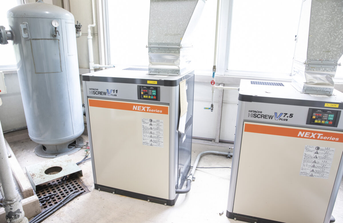 安定した噴射圧を実現するため２基のコンプレッサー